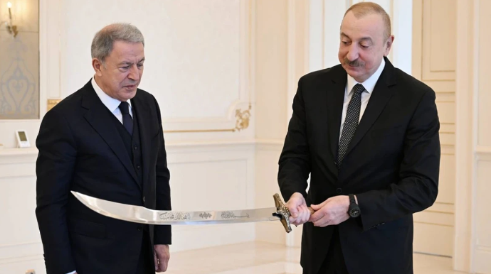 İlham Əliyevə verilən qılıncın üzərində nə yazılıb? - FOTO