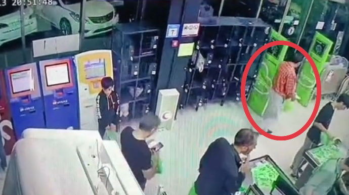 Bakıda mağazadan oğurluq edib qaçan şəxsi xanım mühafizəçi belə saxladı - VİDEO