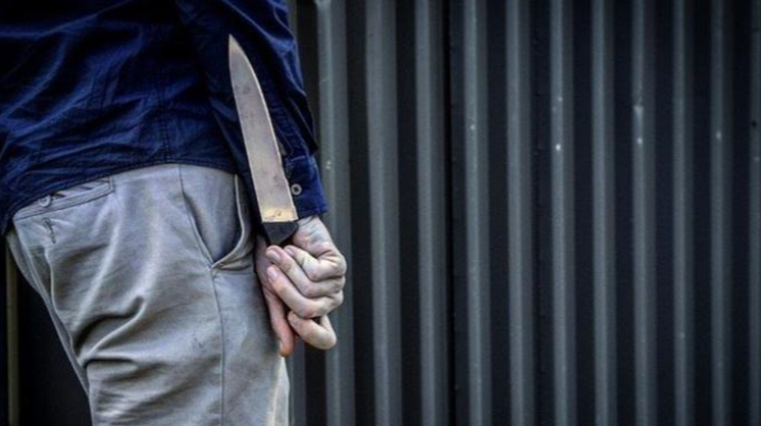 Şəmkirdə 51 yaşlı kişi həmkəndlisini bıçaqladı - Polis saxladı