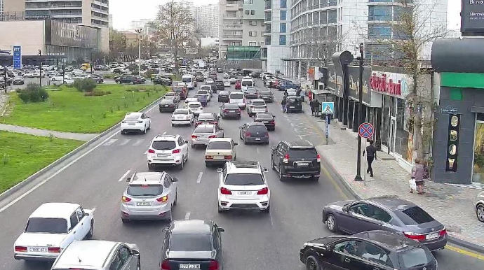 Bakıda 470 min şagird eyni vaxtda dərsə gedir - Tıxacın səbəblərindən biri - VİDEO 