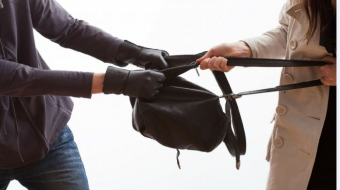 Maskalı şəxs küçədə vətəndaşa hücum etdi 