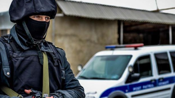 В двух задержанных на комендантском посту автомобилях в Абшеронском районе обнаружено огнестрельное оружие