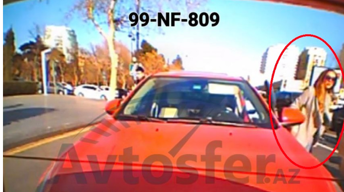 Bakıda qəza törədən xanım sürücü maşından düşüb görün nə etdi: "Mən vurmamışam"...  - VİDEO