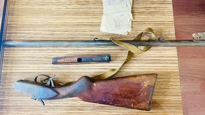 Bakı sakini ölən atasının tüfəngini polisə təhvil verdi - FOTO