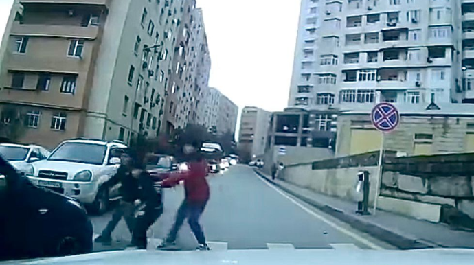 Bakıda sürücü keçiddən keçən üç azyaşlının üstünə maşın sürdü    - ANBAAN VİDEO