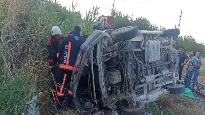 Mikroavtobus qatarla toqquşdu, 2 nəfər xəsarət aldı 