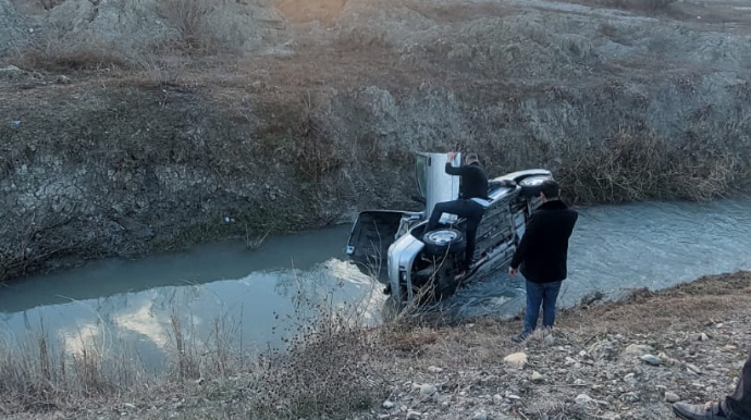 Mingəçevirdə minik maşını AŞDI – Yas mərasimindən qaydırlarmış - FOTO - VİDEO