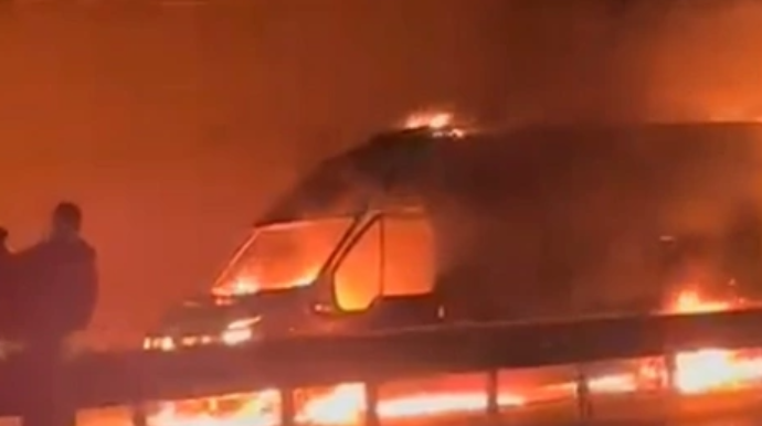 Lökbatan yolunda mikroavtobus yanıb - VİDEO