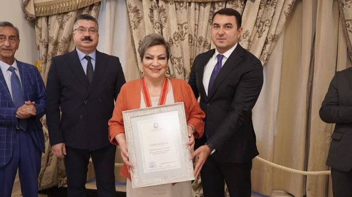 Nazir Afaq Bəşirqızına ordenini təqdim etdi - FOTO