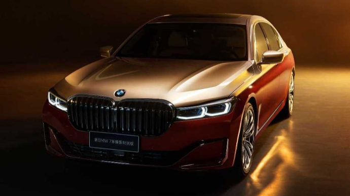 BMW Şanxayda ikirəngli 7 Series sedanını nümayiş etdirib - FOTO