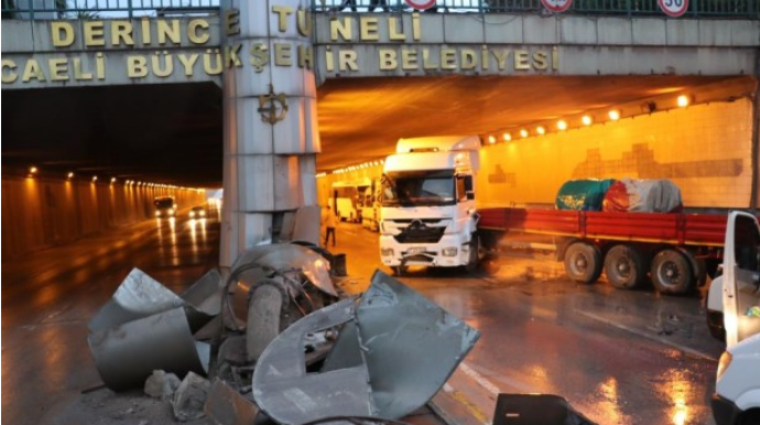 17 avtonəqliyyat bir-birinə çırpıldı: Yaralananlar var   - FOTO - VİDEO