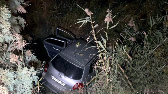 Kürdəmirdə idarəetmədən çıxan avtomobil su kanalına düşüb, xəsarət alanlar var - FOTOLAR 