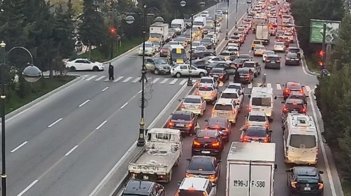 Bakının bir sıra yollarında tıxac yaranıb 