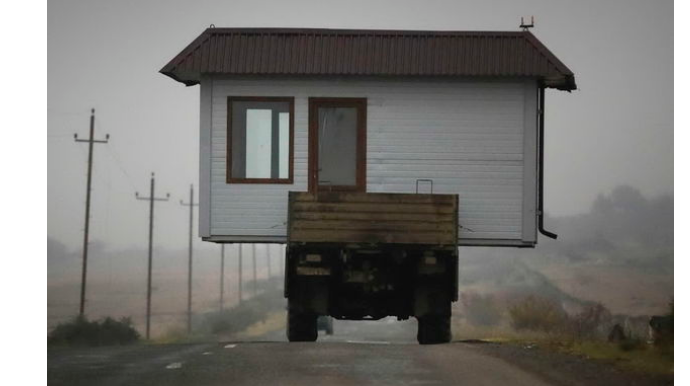 Покидающая территорию Азербайджана армянская семья увезла с собой дом