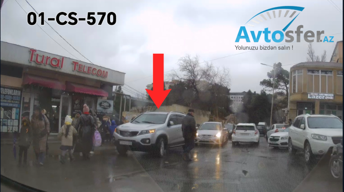 Yolun ortasında maşını park edən sürücü hərəkəti dayandırdı  - VİDEO