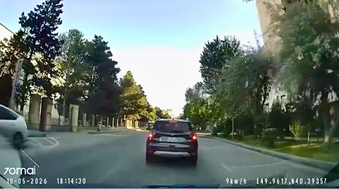 Bakıda avtomobildən yola plastik su qabları atıldı - 77-RY-738    - VİDEO