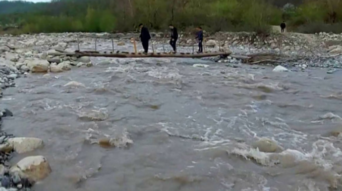 Qubada “cəhənnəm körpüsü” – İnsanlar göz görə-görə həyatlarını təhlükəyə atırlar  - VİDEO
