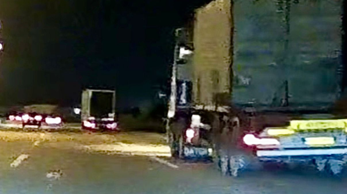 Yük maşınından yola atılan butulka  sürücüyə təhlükə yaratdı  - VİDEO