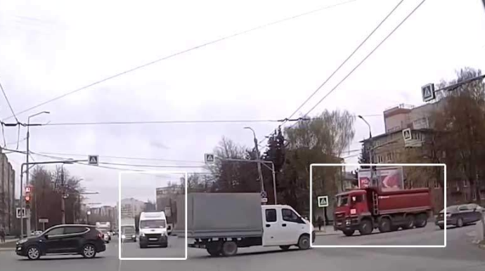 Qayda pozan yük maşını təcili yardımla toqquşdu;  3 nəfər maşından yol düşdü - VİDEO 