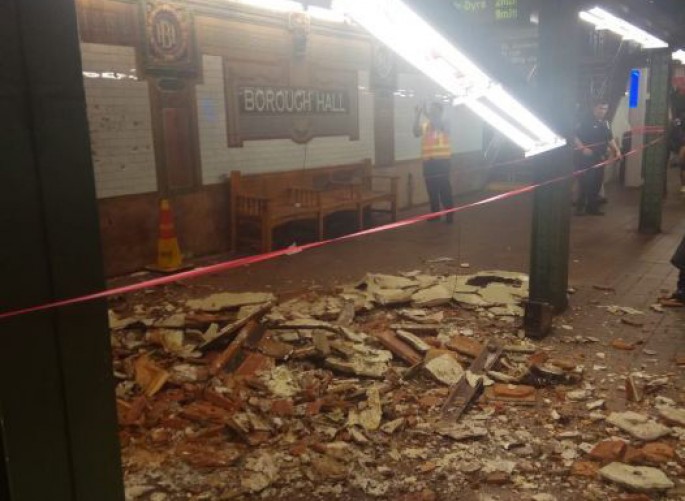 Metroda tavanın bir hissəsi uçub - FOTO