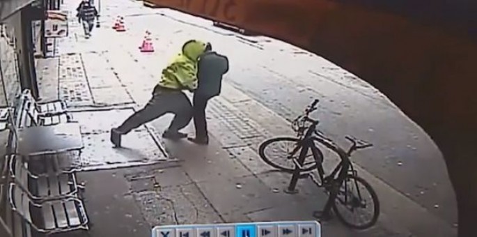 “Bomj” küçədən keçən şəxsi yük maşınının altına itələdi - VİDEO