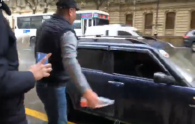 Qarabağ qazisi BŞİH-in qarşısında avtomobilini yandırmağa cəhd edib   - VİDEO