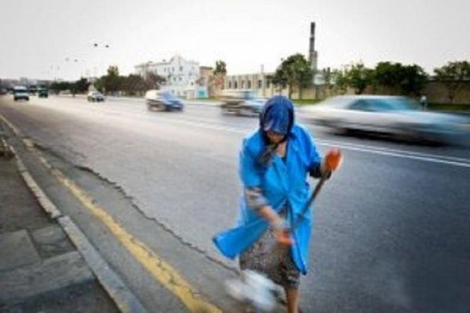 Bakıda təmizlik işləri aparan qadını avtomobil vurdu