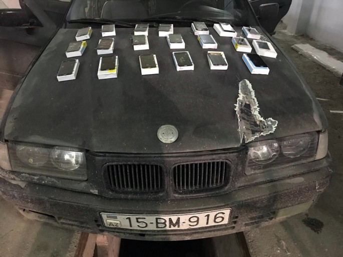 Avtomobildən 180 ədəd telefon ekranları aşkar edilib - FOTO