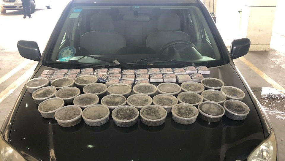 Avtomobildən balıq kürüsü və tütün məmulatları aşkarlanıb - FOTO