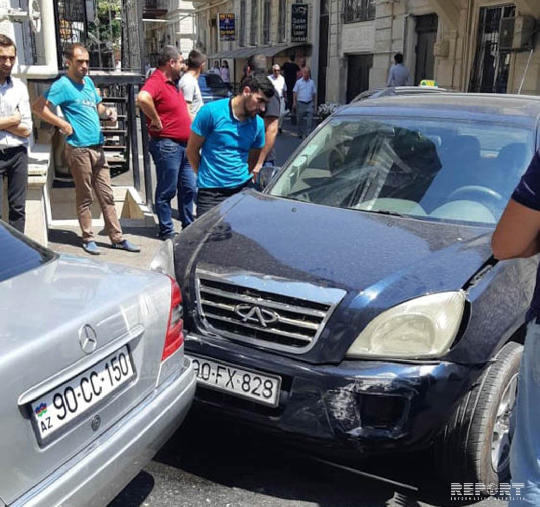Bakıda iki avtomobil toqquşub - FOTO