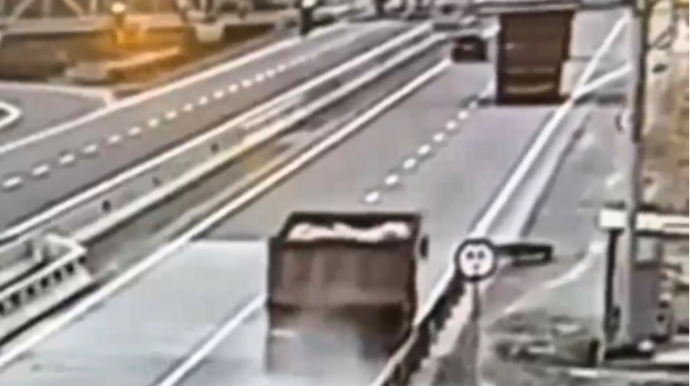 На трассе Баку - Газах опрокинулся грузовик - ВИДЕО