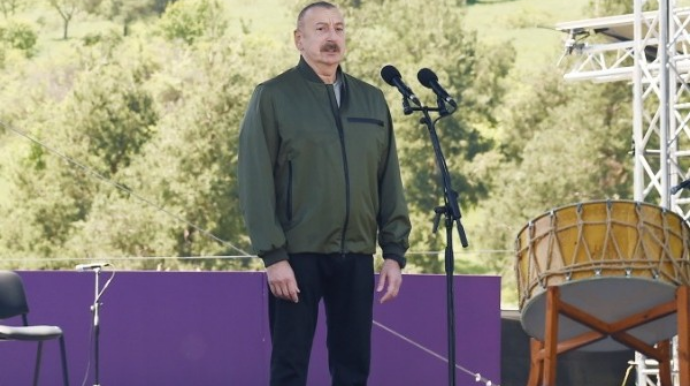 Prezident Şuşada Qurultayda çıxış edir 