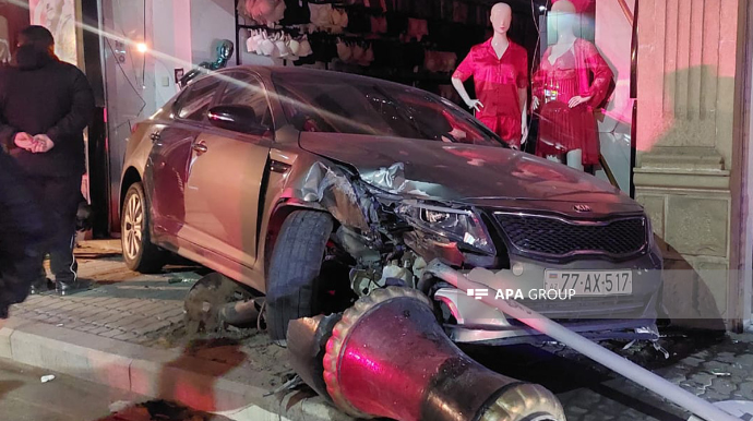 Gəncədə minik maşını mağazaya çırpıldı   - FOTO