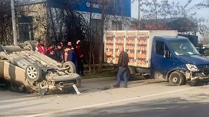 Qusarda qəza: Yük maşınıyla toqquşan “Nissan” aşdı    - VİDEO