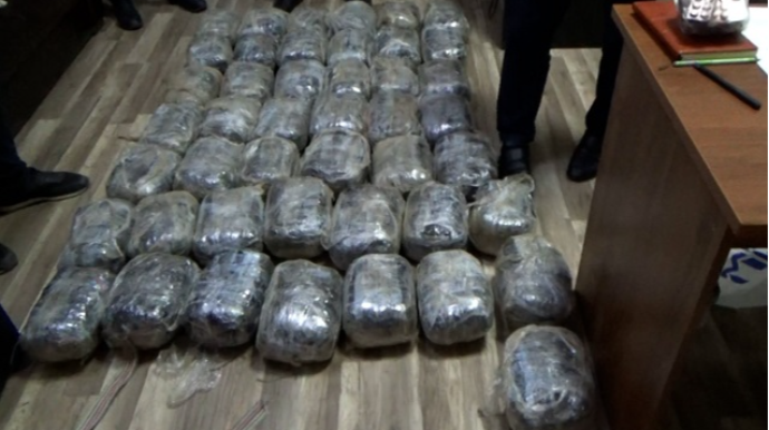 Bakıda polisin saxladığı maşından 10 kq narkotik tapıldı