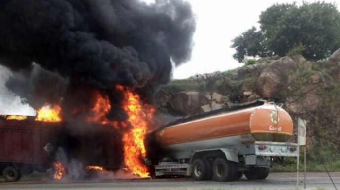 Yanacaq daşıyan tanker partladı - 100-ə yaxın insan öldü 