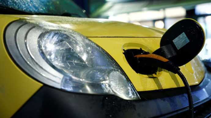 Almaniya kansleri elektromobilə kəskin keçidə qarşı 