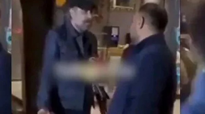 Jurnalisti söyən məşhur aktyora kəllə atdılar 