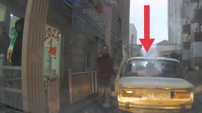 Maşını yolun ortasında park edən kişi digər sürücünü özündən çıxartdı - VİDEO