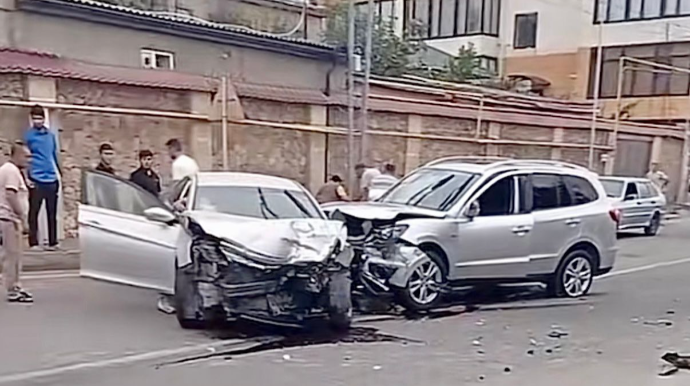 Yola baxmadan hərəkət edən sürücü qəzaya səbəb oldu   - VİDEO