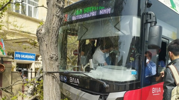 Автобус BakuBus  врезался в дерево, есть раненые  - ФОТО