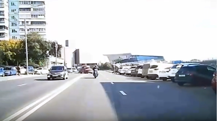 “Changan” qoşa xətti tapdalayıb motosikletlə toqquşdu; yaralı var - VİDEO