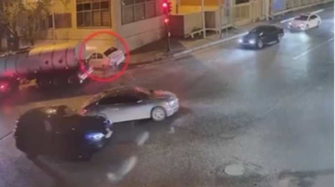 Yanacaq daşıyan maşın minik avtomobilini küncə salıb əzdi;  Svetofora ziyan dəydi - VİDEO