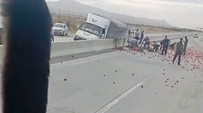 Yük maşını beton arakəsməyə çırpıldı, tərəvəzlər yola dağıldı - VİDEO