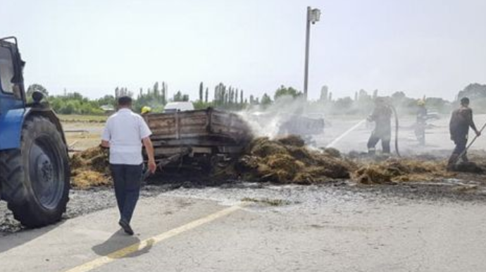Ucarda ot yüklü traktor yanıb - FOTO