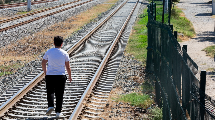 Qatarların qarşısına 81 dəfə qəfil insan çıxdı - 7 nəfər öldü - FOTO