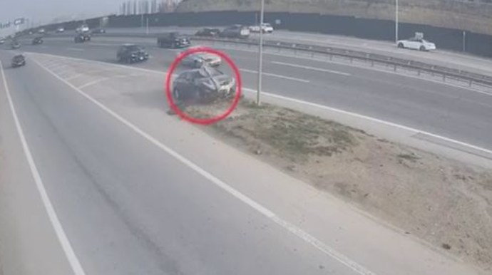 Kobud qayda pozan sürücünü vurdular -  O da nişanı qoparıb torpağa girdi - VİDEO