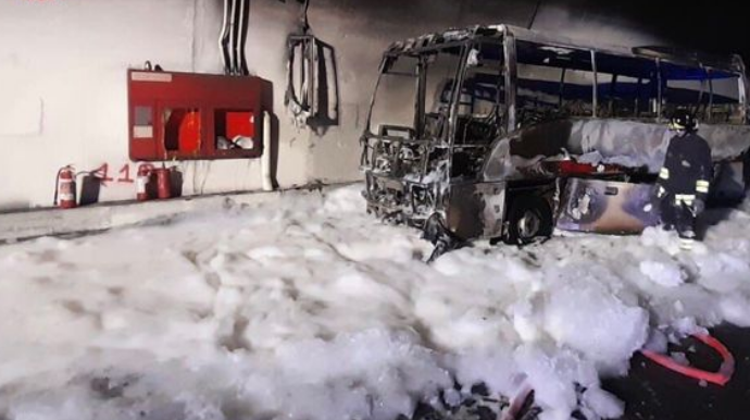 Sürücü alov içində olan avtobusun 25 azyaşlı sərnişinini xilas edib   - FOTO