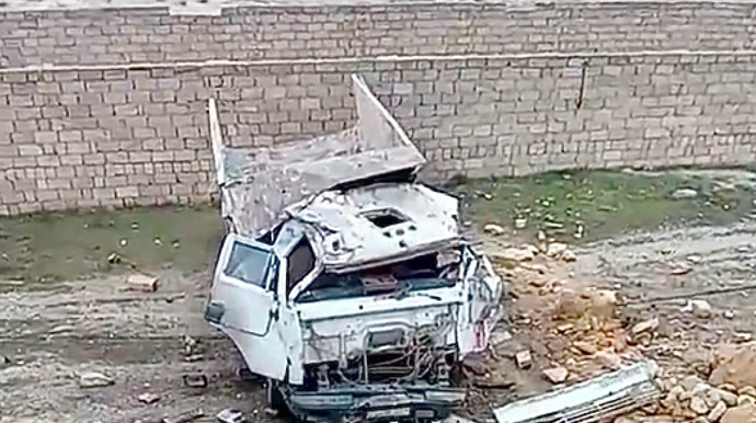 Daşla dolu “KamAZ” dərəyə aşdı, sərnişin xəsarət aldı - VİDEO