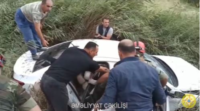 Kanala düşən maşında iki nəfər köməksiz vəziyyətdə qalıb  - VİDEO